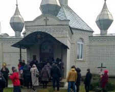 Трагедія сталася під час штовханини біля церкви на Київщині, кадри: врятувати не вдалося