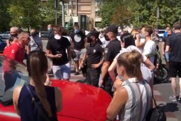 Одесити збунтувалися і перекрили дорогу, відео: "неможливо жити"