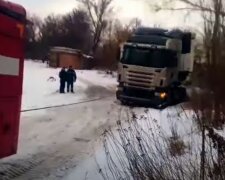 ЧП произошло с 17-тонной фурой в Харькове, кадры:  слетелись спасатели