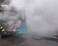 Автобус з людьми спалахнув посеред міста, злетілися десятки рятувальників: деталі і кадри з місця НП