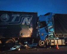 Масштабна ДТП під Києвом, водія затиснуло в понівеченій вантажівці: відео аварії