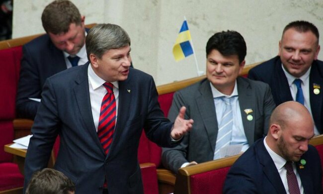 Коронавірус прорвався в "Слугу народу", скандальні одкровення нардепа: "З депутатом із ОПЗЖ..."