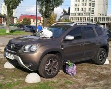 Наглый водитель нарвался на месть киевлян, фото: "Наказали любителя парковаться на зелёной зоне"