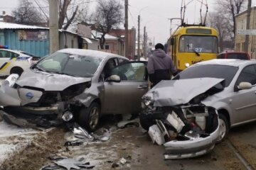 ЧП произошла на трамвайных путях в Харькове, есть пострадавшие: "машины отбросило на..."