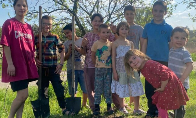 Дуби з історією передали родині, яка прихистила 19 сиріт: "Дерева сили для дітей війни"