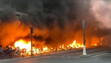 На вокзале масштабный пожар, стена огня и черный дым окутал столицу: начались бои с полицией, кадры