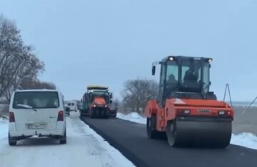 Скандал на Одещині, дорожники укладали асфальт прямо в сніг: що кажуть в Укравтодорі