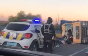 Масштабна аварія на мосту під Одесою, фура розбита вщент: відео з місця