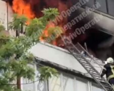 Мощный пожар разгорелся в многоэтажке в Киеве, найдено тело женщины: кадры с места событий