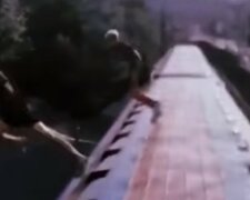Підлітки бешкетують в київському метро, відео: "з даху вагонів у річку"