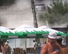 Через вибух почалася пожежа на пляжі в Одесі, все в диму: відео НП