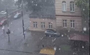 Одесса попала под удар стихии, ливень с градом: видео непогоды