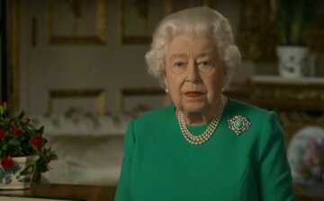 Королева Єлизавета II не слухає лікарів, вона пішла на хрестини онуків: є перші фото після хвороби