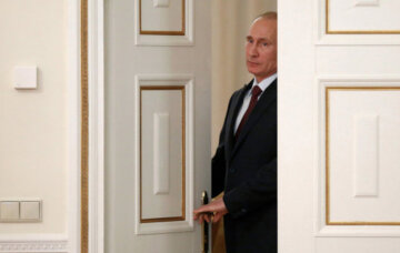 Испуганного Путина застали в туалете за неприличным занятием: "на ходу упало"