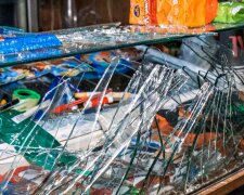 Погром в Одесі: неадекват з сокирою погрожував відвідувачам кафе і ламав столи
