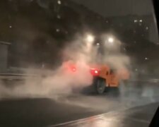 Сніг не перешкода: у Києві комунальники лагодять дорогу незважаючи на погану погоду, відео