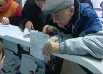 С карт украинцев начали списывать деньги за долги по коммуналке: как проверить есть ли вы в списке