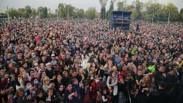 "Ми встановили всіх, хто там був": поліція повідомила, що загрожує учасникам скандального концерту Поляковій