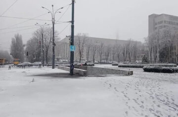 В Днепр наконец пришла настоящая зима: где "неожиданная" погода вызвала пробки