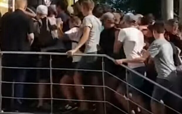 Дніпряни влаштували штурм секонд-хенд, кадри безумства: "Тиснява і крики"