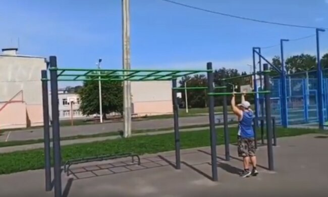 У Харкові вандали обнесли спортивний майданчик, відео: зазіхнули на млинці