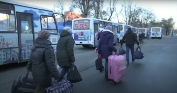В Cети показали, чем в РФ кормят беженцев Донбасса, фото: "3-сортное изделие охлажденное"