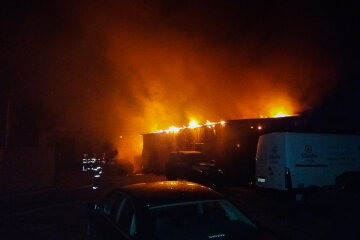 Пожар возник на заводе во Львове: известны последствия разрушения