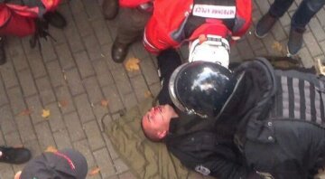 Один из пострадавших полицейскихФото: Facebook/Антон Геращенко