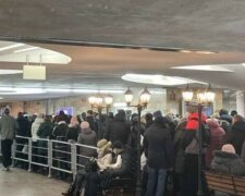 Колапс у метро Харкова, люди вишикувалися у величезні черги: кадри з місця