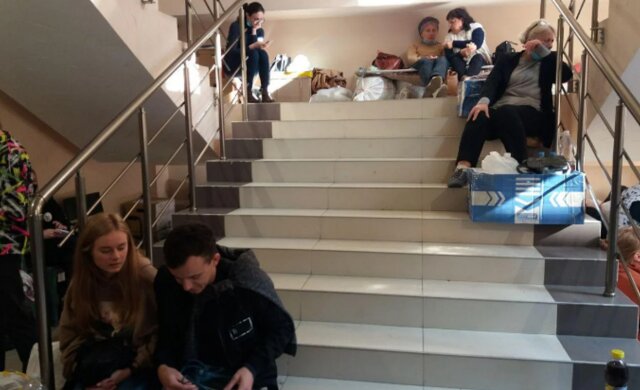 "Скотское отношение": в Одессе члены избиркомов вторые сутки ночуют с бюллетенями на ступеньках, фото