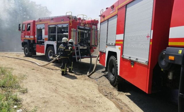 В Одессе вспыхнул масштабный пожар, съехались спасатели, фото: "В течение трех часов ..."