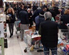 Налякані коронавірусом харків'яни штурмують супермаркети: промовисті фото