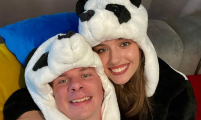 Дружина Комарова зі "Світ навиворіт" у романтичній обстановці раптом заговорила про дітей: "2020 приніс багато сюрпризів..."