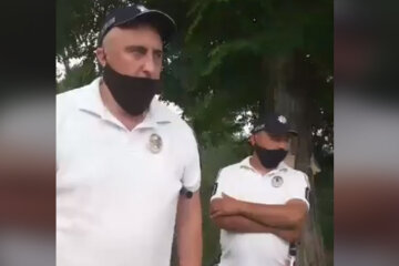 "Привычка гаишницкая осталась": украинские полицейские решили подшабашить на курорте, видео