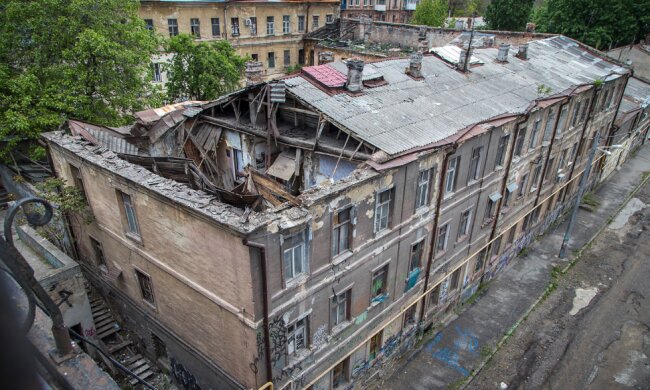 "Люди выпрыгивали из окон": появились подробности и кадры разрушения дома в центре Одессы