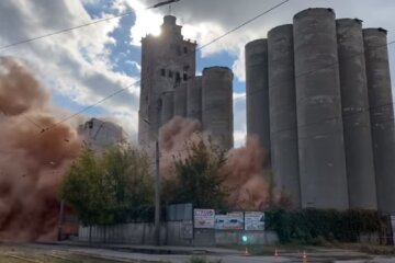 Мощный взрыв прогремел возле вокзала в Харкове, все в дыму: видео с места событий