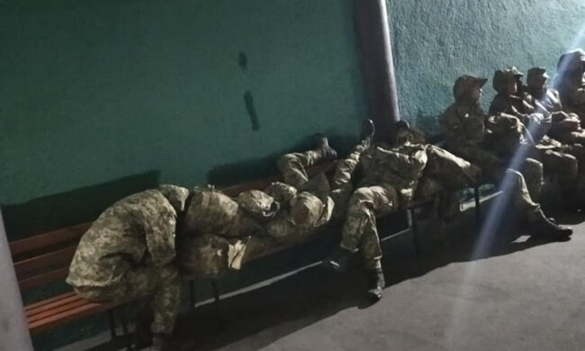 "Не знайшли місця для ночівлі": українських воїнів цинічно кинули на вокзалі