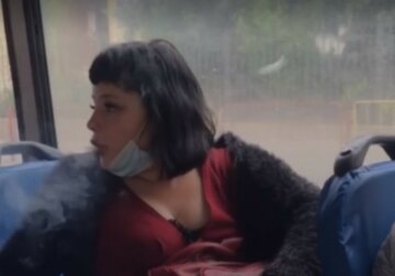 Закурила прямо в троллейбусе, наплевав на пассажиров и полицию: кадры инцидента в Одессе