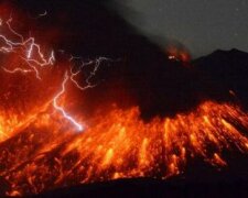 Извержение вулкана в Японии. В Японии произошло извержение вулкана, находящегося примерно в 50 километрах от ближайшей атомной электростанции. REUTERS/Kyodo