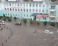 На Крим обрушилися зливи, міста йдуть під воду: "Проблема з водою вирішилася"
