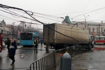 В Днепре грузовик задел электроопору: движение транспорта парализовано