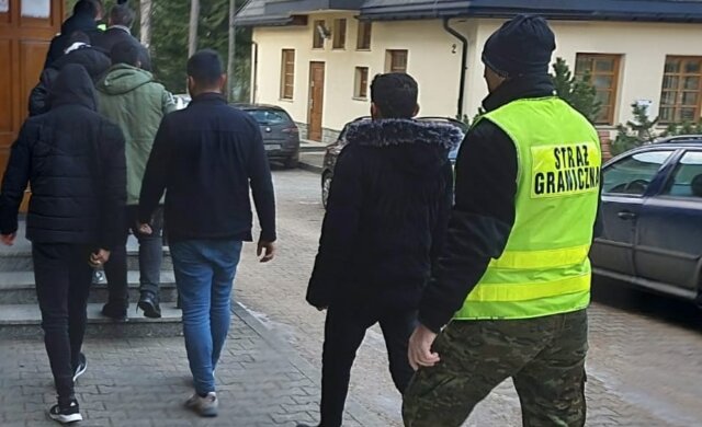 Українець у Польщі нелегально провіз 12 турків в одному авто: кадри та деталі незвичайного злочину