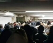 В Киеве началась аномальная давка в метро: люди "ходят" друг другу по головам, видео