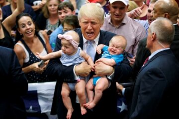 Фото Трампа с младенцами стало лучшим снимком года по версии Times
