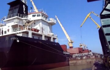 Корабль влетел в судно в порту на Одесчине: появились подробности и фото с места ЧП