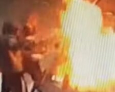 В Киеве трое парней устроили пожар на стоянке и убежали: камеры все засняли