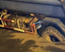 "Братик конкретно так застряг": у Харкові вантажівка провалилася в яму на асфальті, кадри НП