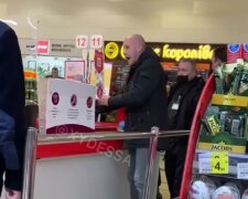 Чоловік влаштував погром у супермаркеті через маску: кидався на касира та охорону