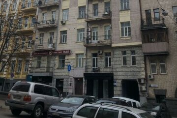 У центрі Києва на мансарді добудували другий поверх, зруйнувавши сусідам квартиру: неподобство потрапило на відео