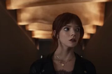 "Плачу настоящими слезами": звезда "Ход королевы" и "Меню" удивила видом в обычной жизни